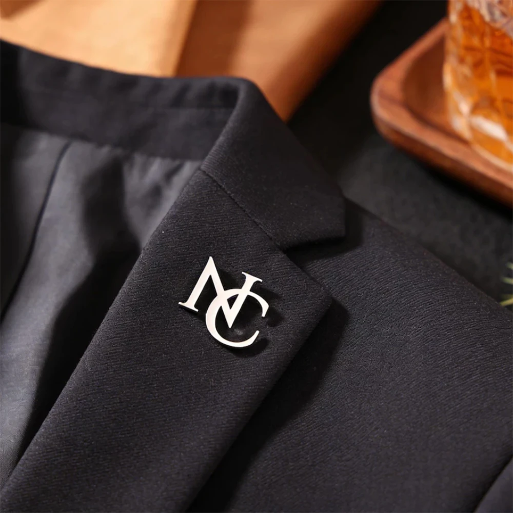 Customized Initial Letter Broch Stainless Steel Personalized Letter Groom Badge Fashion Jewelry Gift Box Packaging