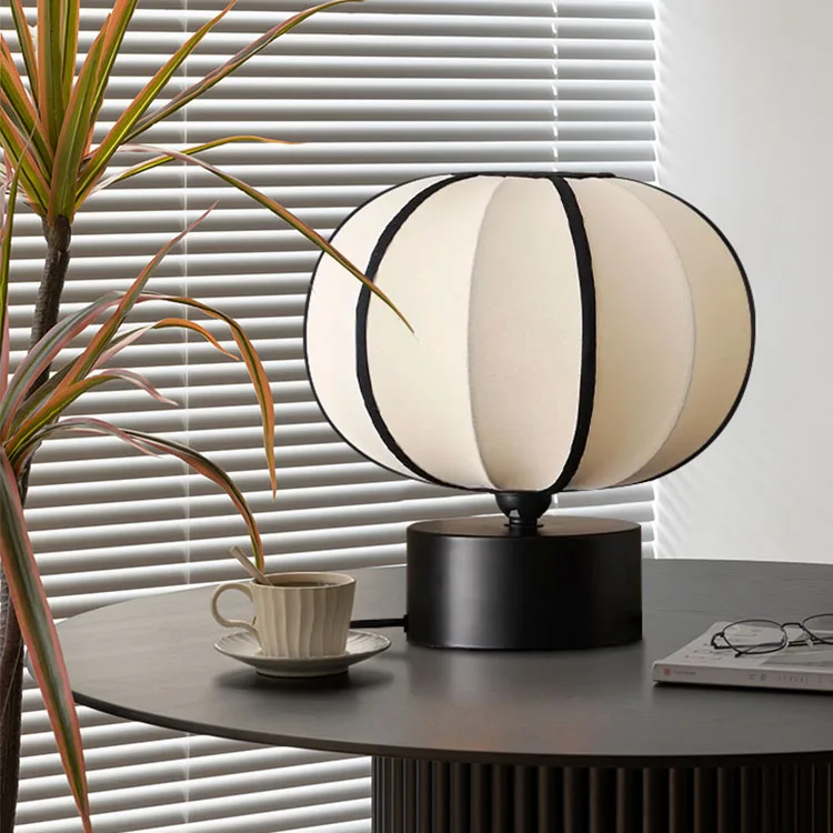 2024 French Retro Cream Style Nordic Simple Design Decorative Lamp Bedroom Bedside White Fabric Table Lamp