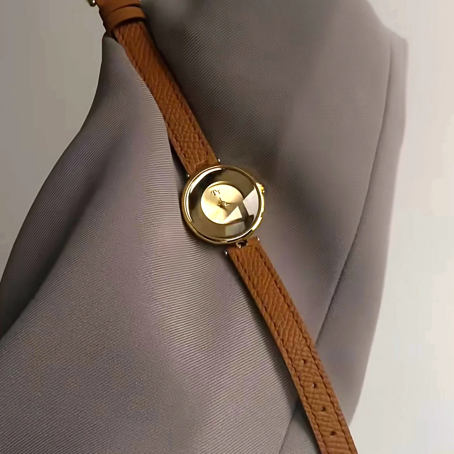 

Elegant women's wristwatchroundunmarkedtwo-handsophisticated and minimalist women's watch, quartz wristwatch, watch accessory.