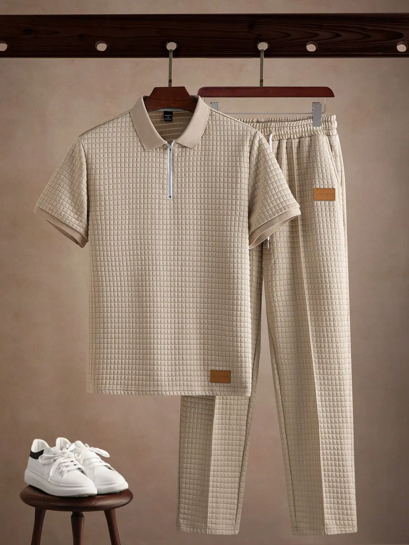 

Мужской комплект: текстурированная рубашка-поло с короткой молнией и брюки в тон, бежевый повседневный костюм из двух предметов