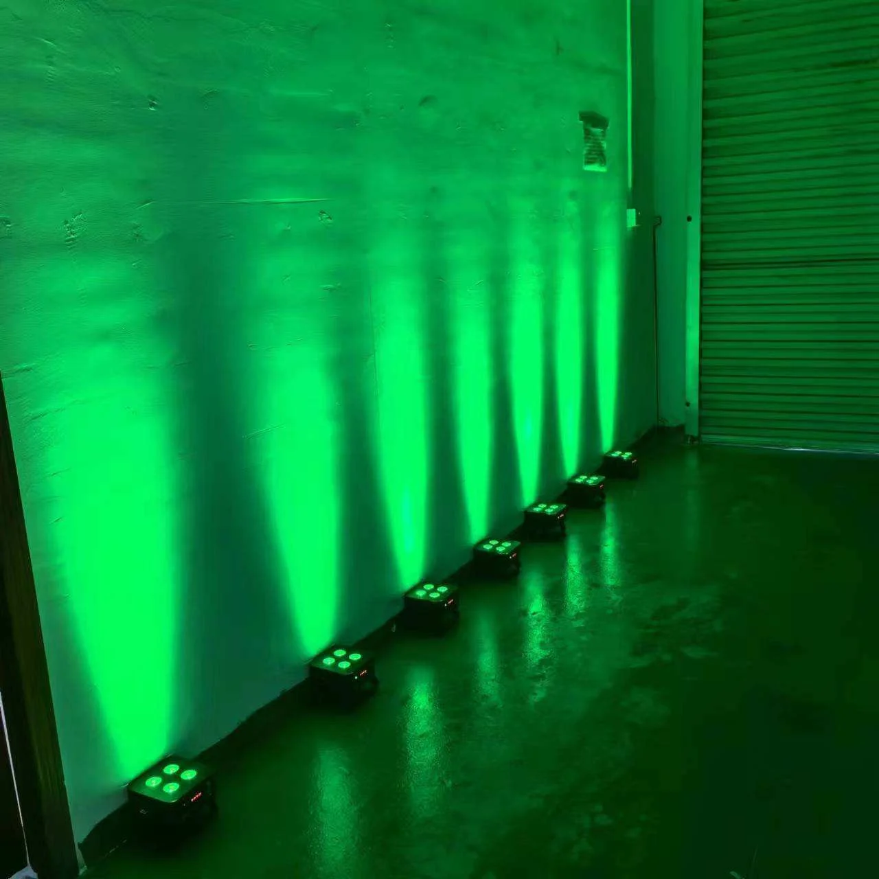 Luz LED RGBWA UV 6 en 1 de 4x18W con batería para almacén, luces elevadoras recargables inalámbricas DMX512 para fiestas de boda, haz de luz blanca