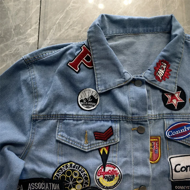 Frühling und Herbst Neue Herren-Jeansjacken mit Stickerei Y2K Trendige und Stilvolle Slim-Fit-Jeansjacke mit Abzeichen – Detail 3