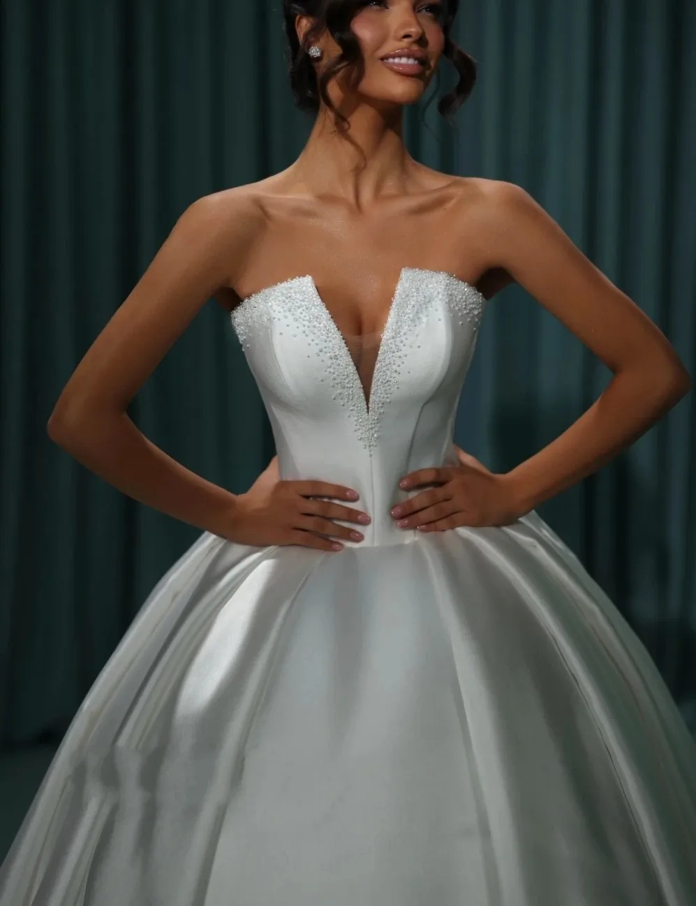 

2025 Vintage A Line Wedding Dress V-neck Beads Sequins Satin Court Train Princess Wedding Dresses Bridal Gowns Vestido De Noiva