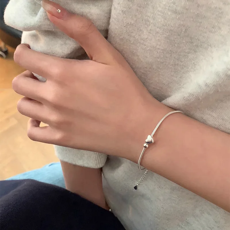 Braccialetti con ciondoli semplici per donne e ragazze Bracciale lucido a forma di cuore Accessori per gioielli di moda squisiti Regali di compleanno