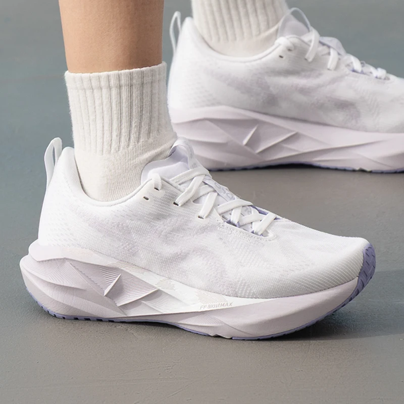 Tênis Esportivos Femininos Asics Novablast 5 com Amortecimento, Leves e Respiráveis para Treinamento e Corrida 1012B765-103