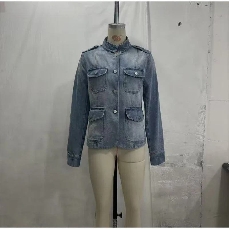 Damen-Jeansjacke mit Stehkragen, langen Ärmeln, Knopfleiste, Klapptaschen, hell gewaschen, figurbetont, lässige Oberbekleidung, Street-Style-Jeansjacke 2026 – Detail 1