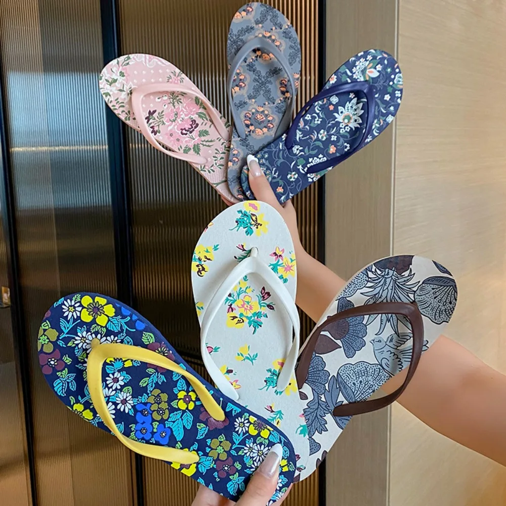 

Сандалии, мягкие шлепанцы с цветочным принтом, противоскользящие тапочки из ПВХ на плоской подошве, устойчивые пляжные шлепанцы в тайском стиле, мужские шлепанцы