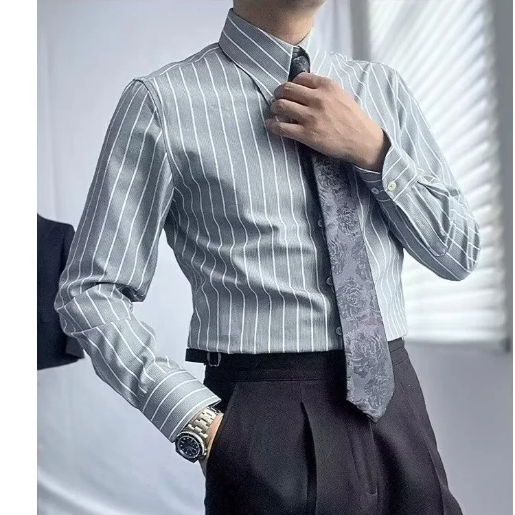 قميص مخطط بأكمام طويلة بقصة ضيقة للرجال، كاجوال على الطراز الكوري، خالي من الحديد، قميص صيفي عصري للرجال