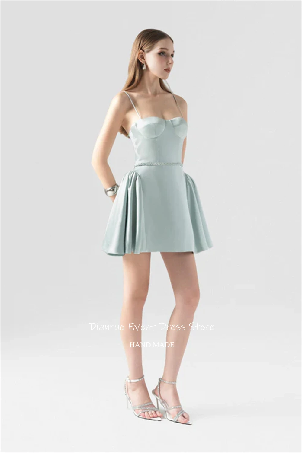 ชุดราตรีงานพรอมแบบเปิดหลัง คอวี สายเดี่ยว ผ้าพลีท สีเขียวมิ้นท์อ่อน  ทรงเอไลน์  สำหรับงานวันเกิด  สามารถสั่งตัดได้