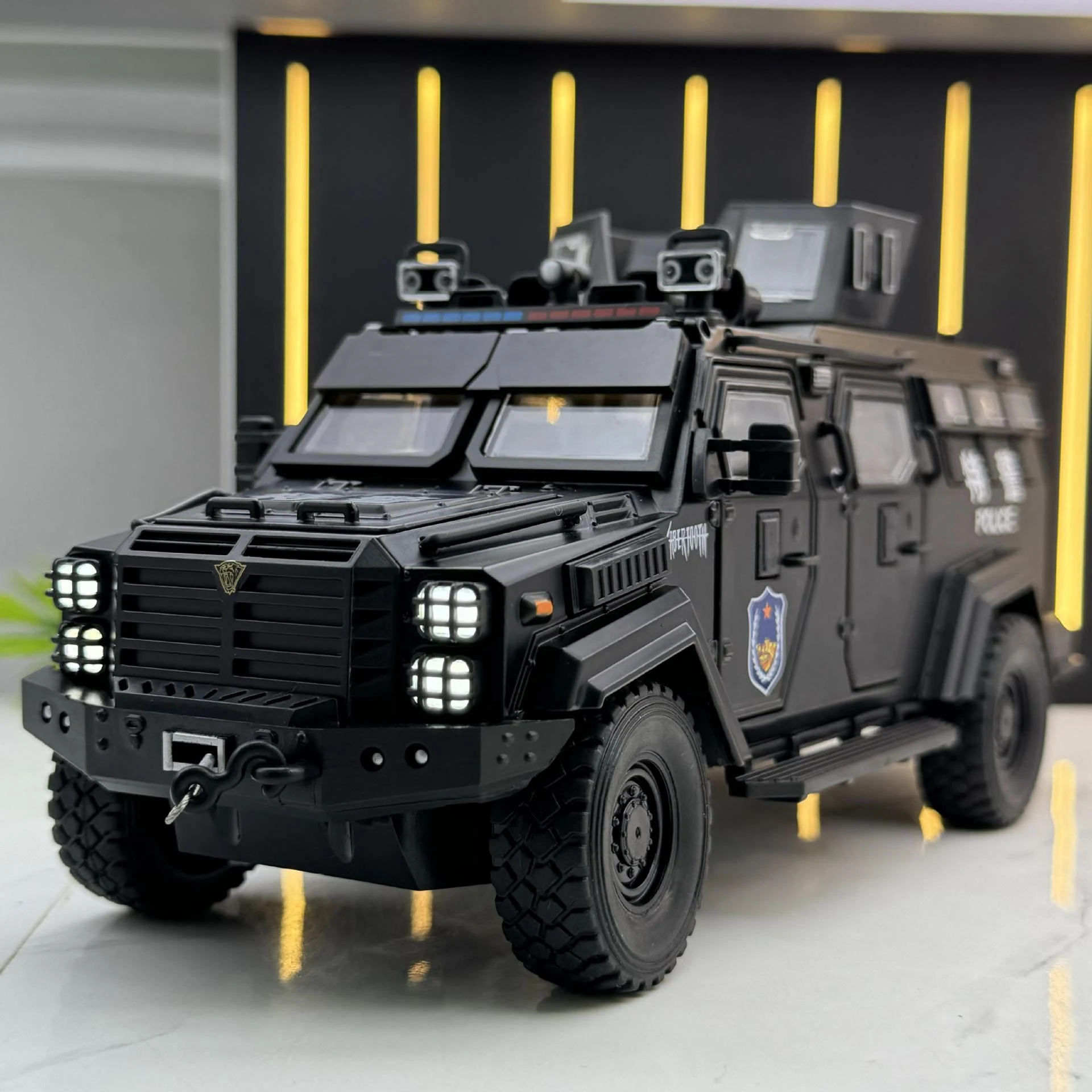 1:24 Alloy Tiger Armored Car Truck Model Diecasts Metal Toy Police Explosion Proof Car Vehicles Model Sound and Light Kids Gifts