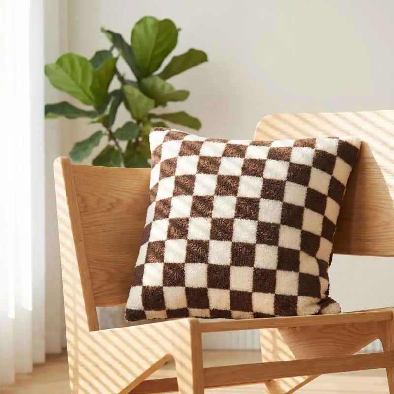 3-teiliges Set Mehrfarbige Kissenbezüge aus Lammleder mit Schachbrettmuster 45x45cm. Sie können 3 Kissenbezüge auswählen oder sie zufällig erhalten. – Detail 5
