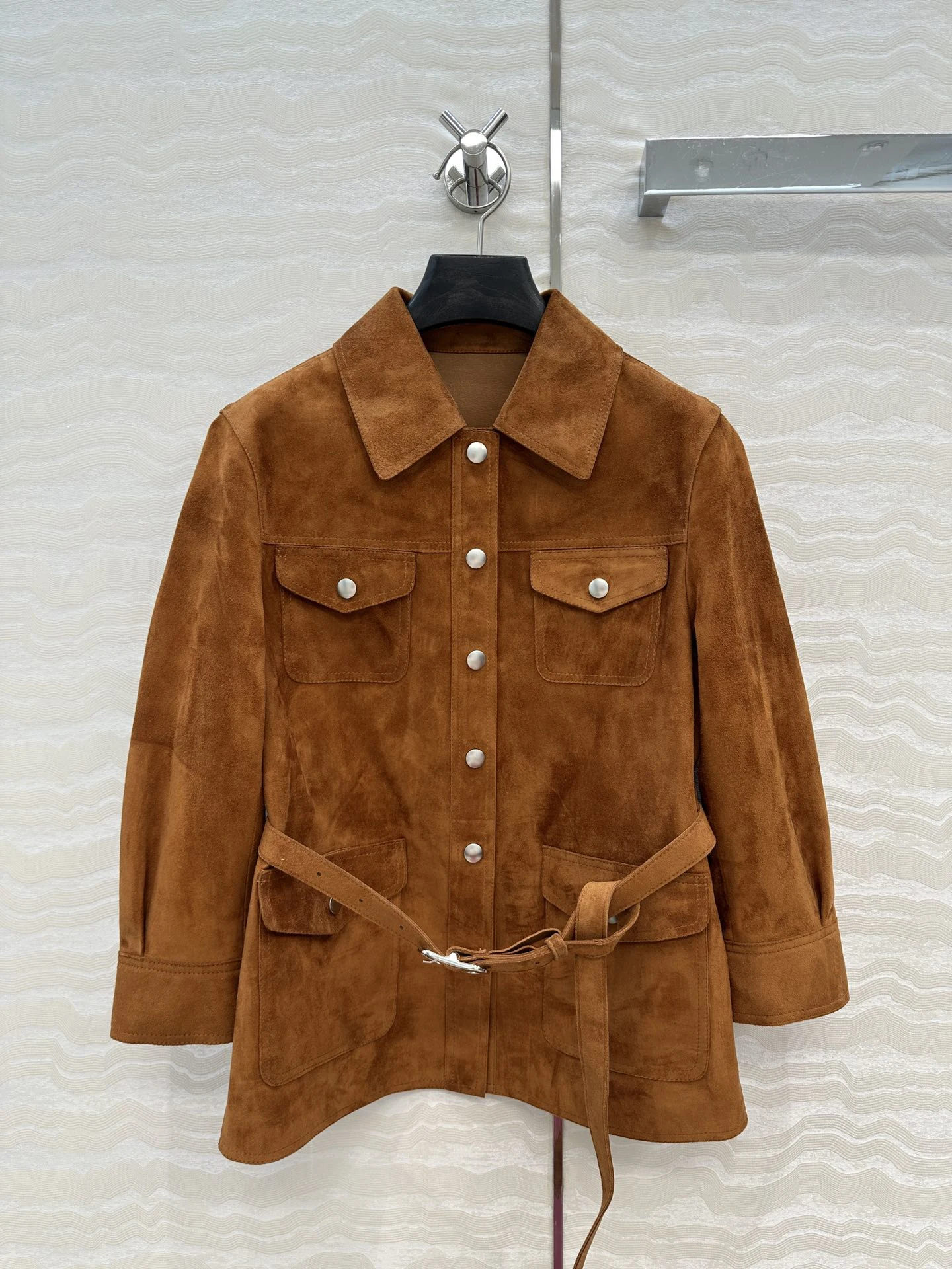 Luksusowa kurtka ze skóry zamszowej - klapy w kształcie litery V, dopasowany krój, miękka jak masło i stylowa