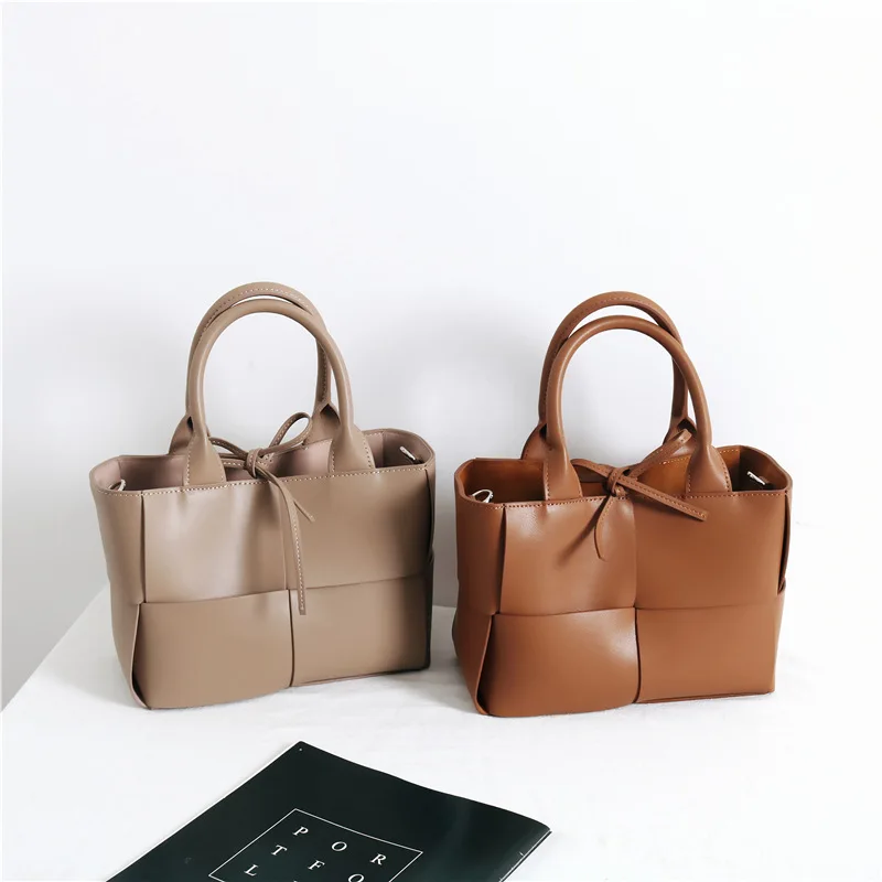 

2025 Новая маленькая портативная интернет-знаменитость в стиле ретро, модная портативная женская сумка-мессенджер, простая и щедрая сумка большой вместимости