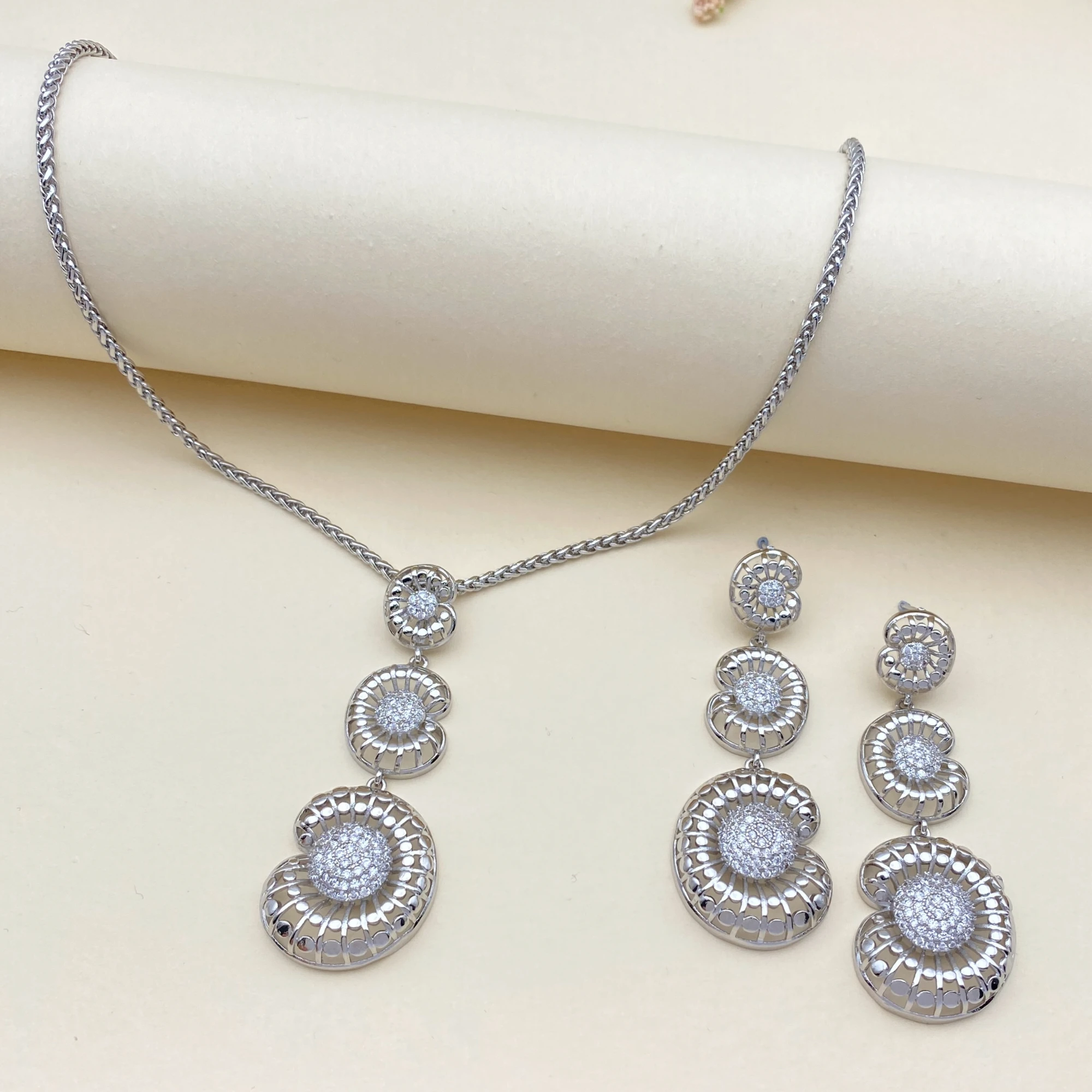

Flora Dubai Sparkling Zircon Round 2PCS Women's Necklace Earrings Set Essential for Party Luxurious style Free shipping