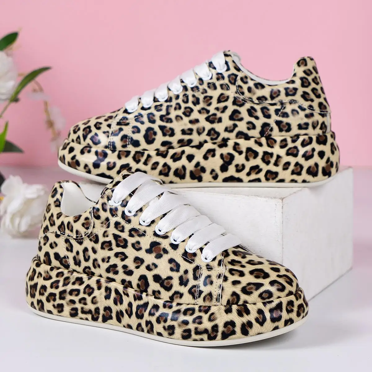 

New Women's Fashion Thick Sole Small White Shoes Casual Leopard Pattern Skateboard Shoes