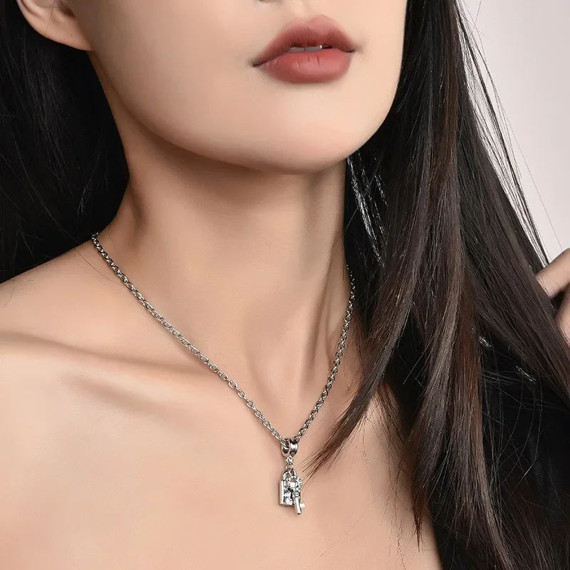 علامة تجارية جديدة وفريدة من نوعها وبسيطة ومتعددة الاستخدامات، قلادة مفاتيح بدون مشبك، وسلسلة دائرية على شكل عظمة الترقوة