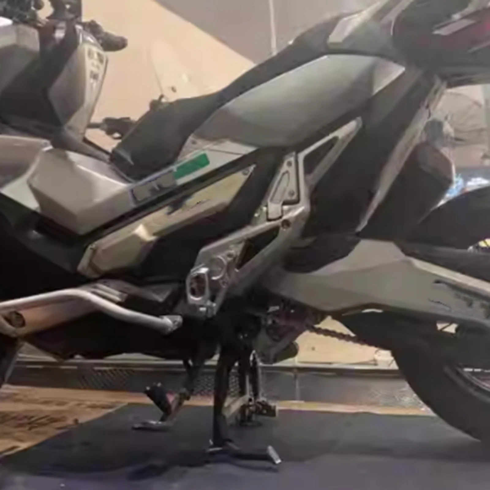 

Для мотоцикла Honda X-ADV 750: центральная подножка, кронштейн для парковки, опорная стойка, средняя подставка X-ADV750