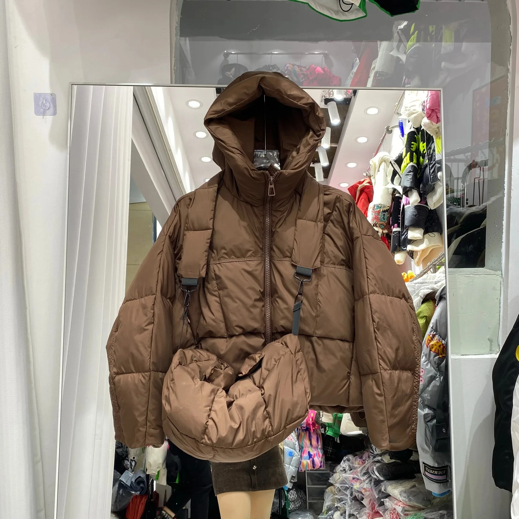 Piumini corti in piumino d'anatra bianco Capispalla larghi con borsa 2025 Nuovo piumino invernale da donna color caramello con cappuccio femminile