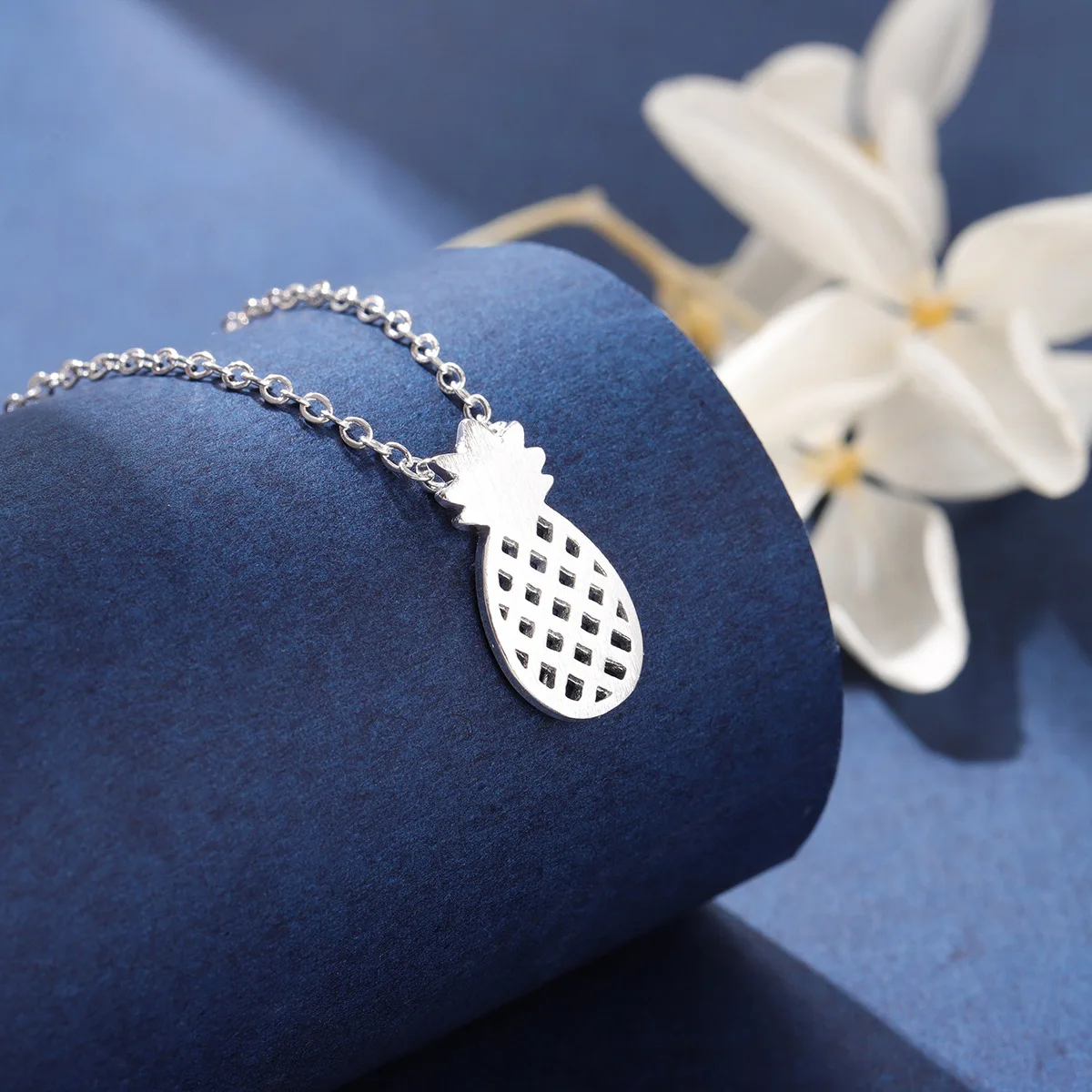 

Fashion Creative Holoow Pineapple Fruit 925 Sterling Silver Jewelry Simple Exquisite Neckalces XL198
