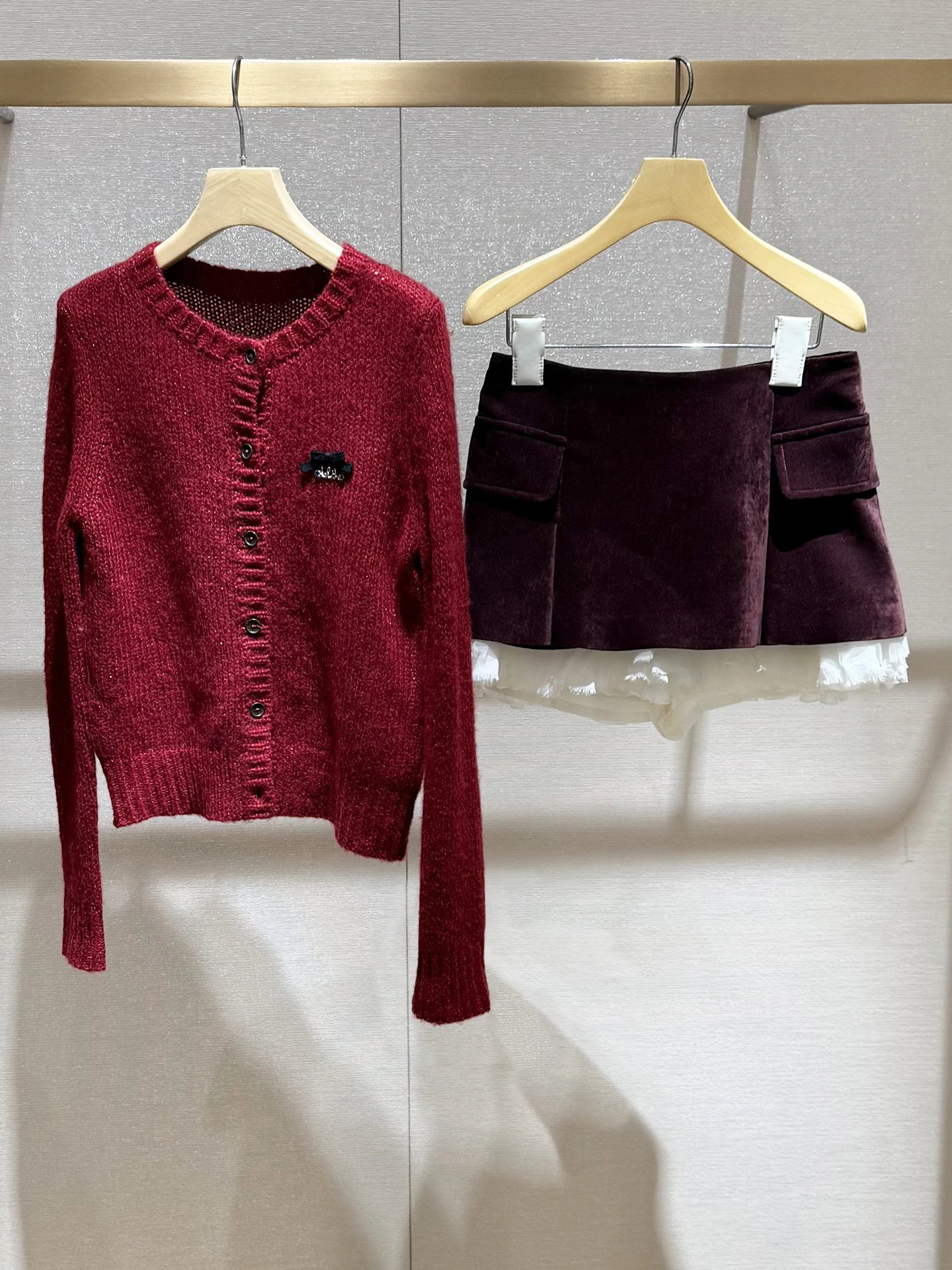 

Велюровый комплект из двух предметов: роскошный вязаный кардиган и юбка. Новинка зимы. Элегантный женский ансамбль.