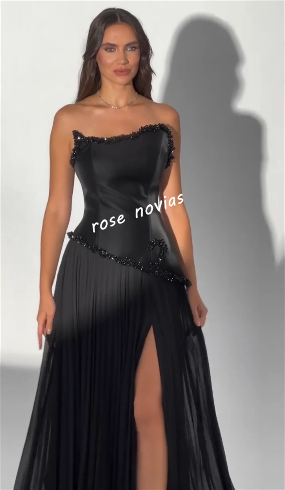 カスタムメイドのシャルムーズプリーツグリッターストラップレスAラインロングドレス、オーダーメイドの特別な機会、気品のある女性のためのエレガントなイブニングパーティードレス