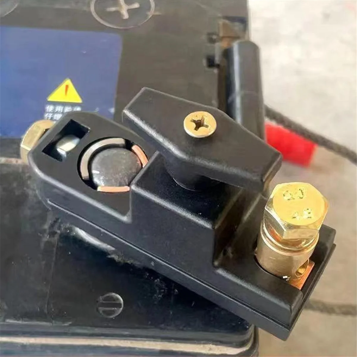 

# 403C 12 В 24 В автомобильный аккумулятор отключения изолятора (пластик)