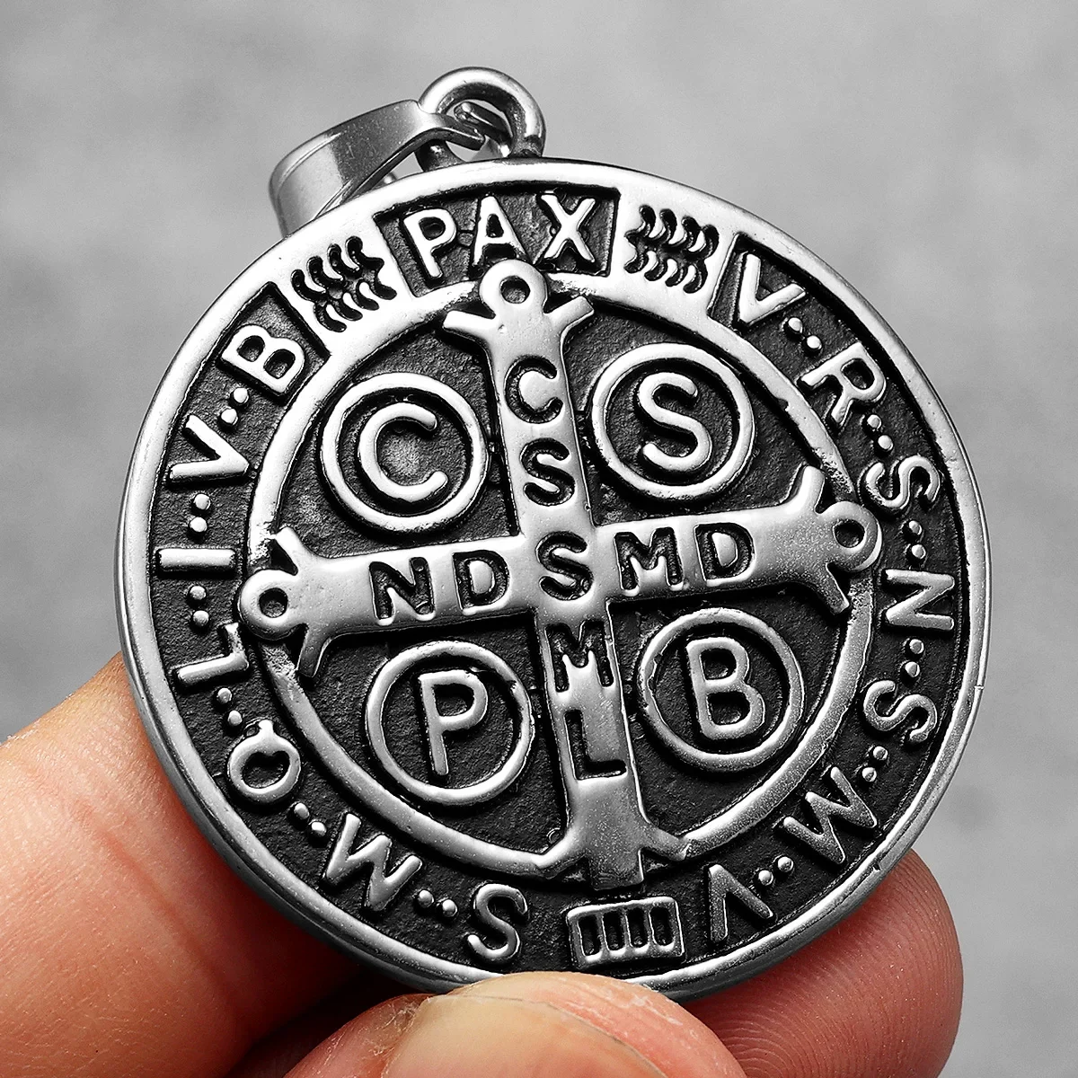 St.Benedikt Exorzismus Leistungsstarke Amulett Männer Halsketten Edelstahl Anhänger Kette Frauen Schmuck Vintage Halloween Geschenke Großhandel – Detail 4