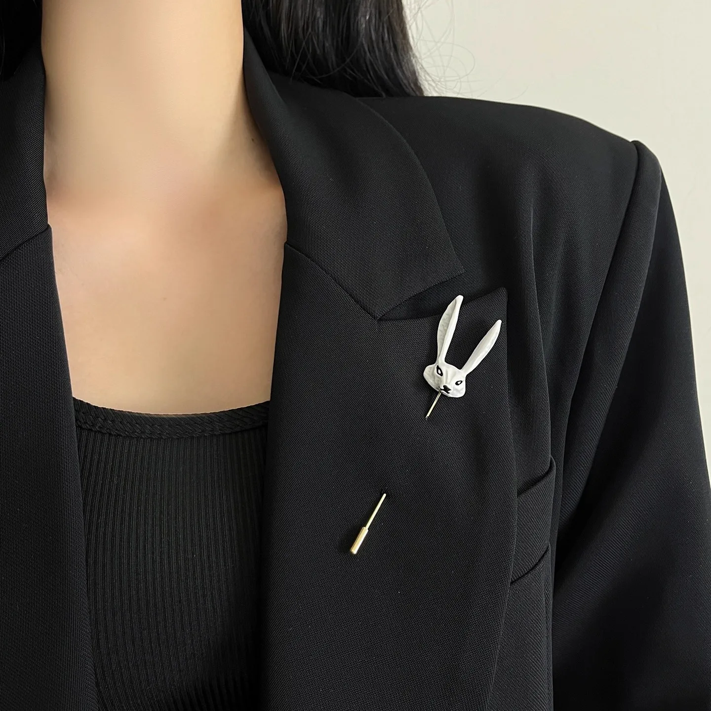 Unique platinum hand-painted ceramic fox brooch for both men and women, for travel and public relations jewelry.