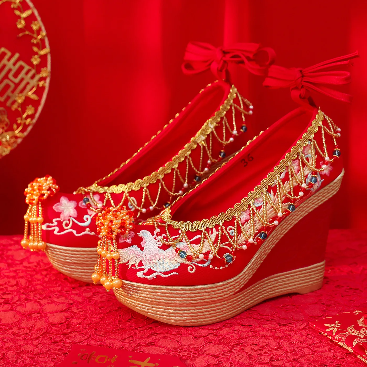 

Китайские свадебные туфли Xiuhe с цветочными бусинами, красные, в старинном стиле, для традиционной китайской одежды Хань, 2026 год