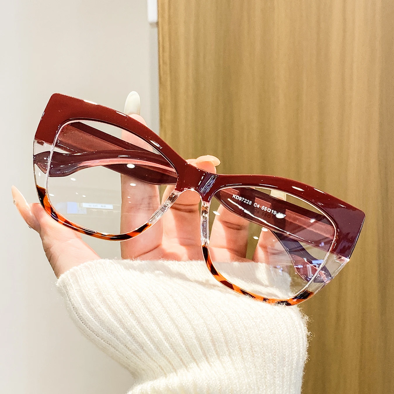 1 Pair of Women's Spliced Cat-Eye Large-Frame Plain Glasses, Stylish and Eye-Catching, Contour-Enhancing, Versatile Women's Glasses, Suitable for Trendy Street Photography, Casual Outings, Dates, and Parties