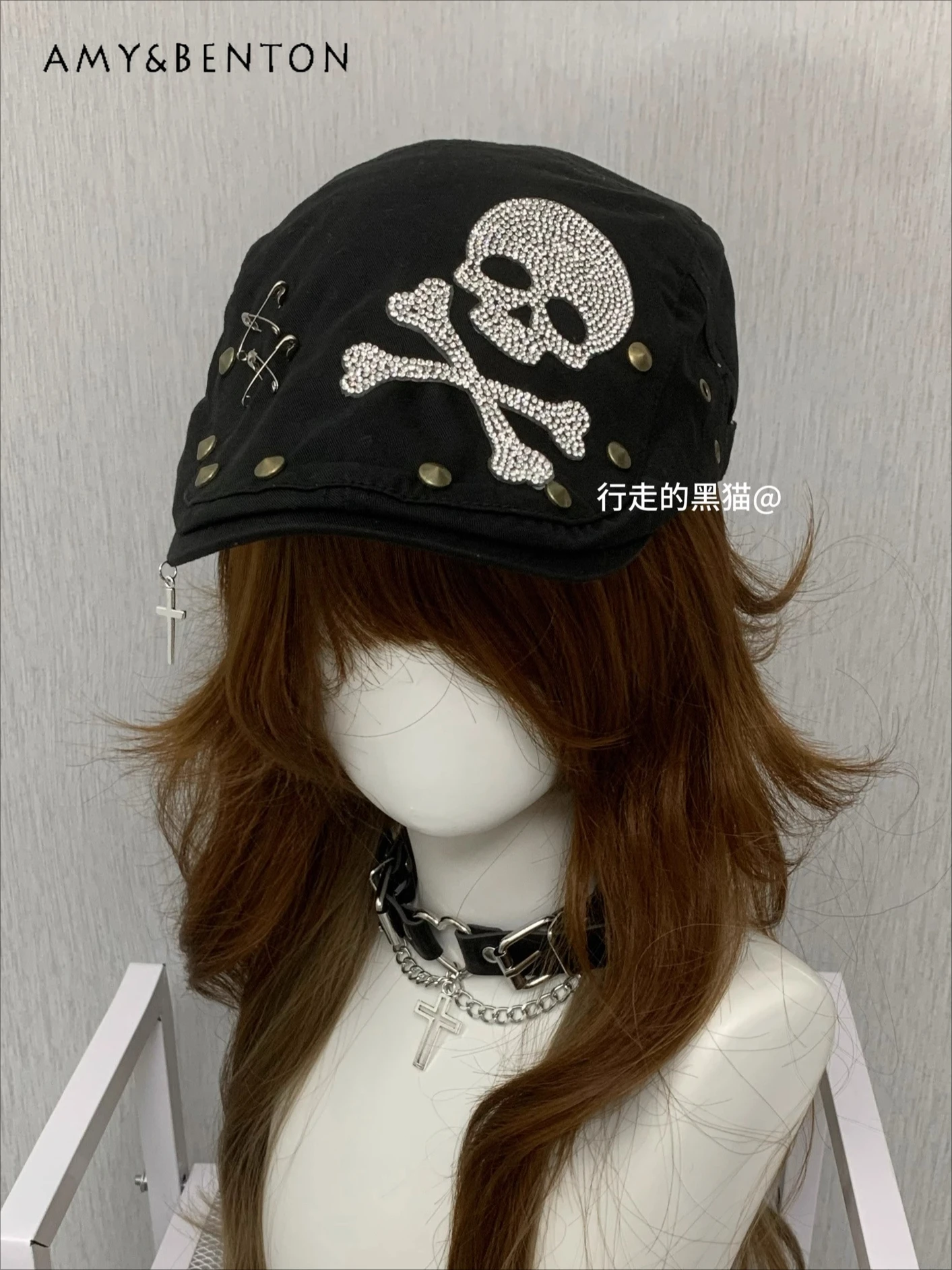 

Original Subculture Hot Girl Skull Rivet Metal Buckle Beret Female Summer Street Punk Style Gothic Black Berets Caps for Women
