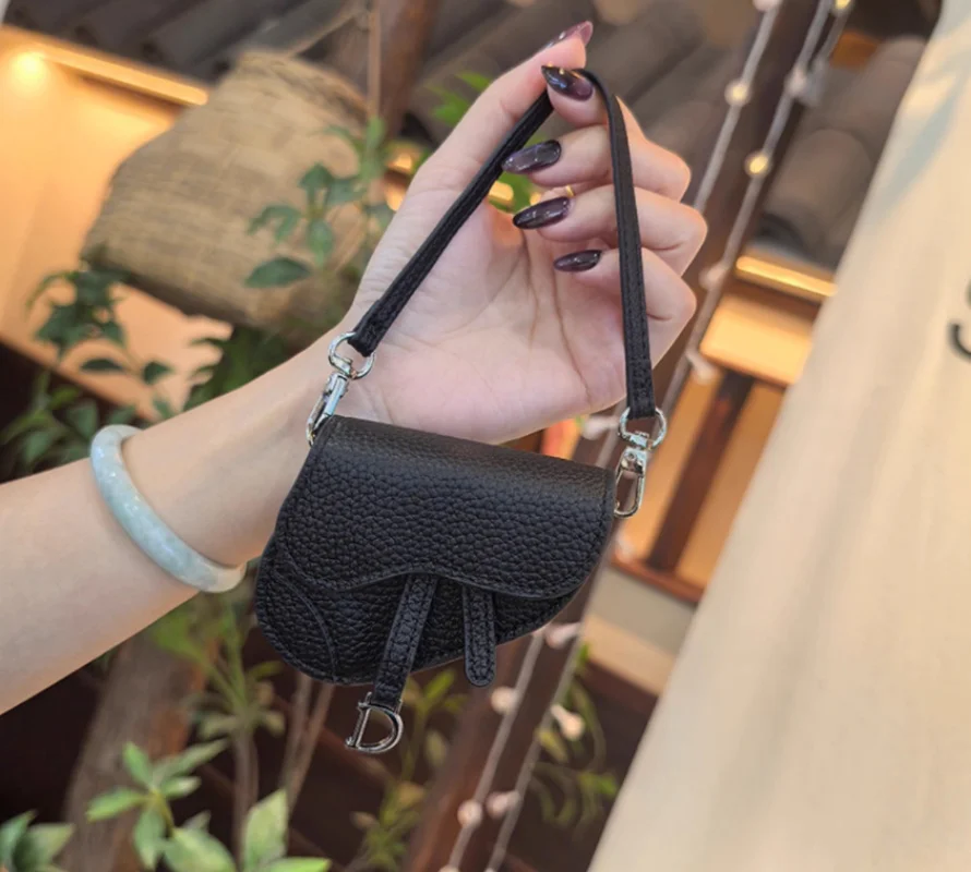 BJD 인형 가방은 1/3, 1/4, 1/6, 1/8 사이즈에 적합하며, 새들백, 펜던트, 창의적인 이어폰 케이스, 수납 가방 및 인형 액세서리로 활용 가능합니다.