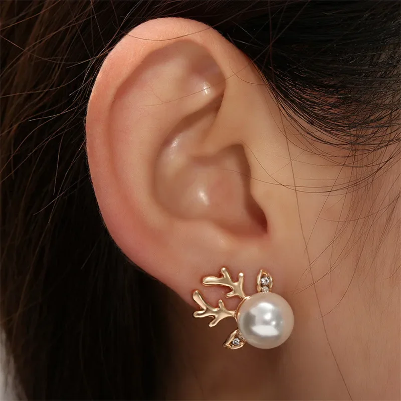 

A pair of creative antler earrings, pearl embellishment is smart and chic, full of Christmas atmosphere, playful and versatile style, suitable for holiday wear and gifts
