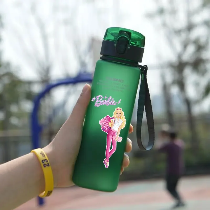 Barbie 560ML kubek na wodę przenośny plastikowy kreskówka dla dorosłych na zewnątrz o dużej pojemności sportowa butelka na wodę dla dzieci picie