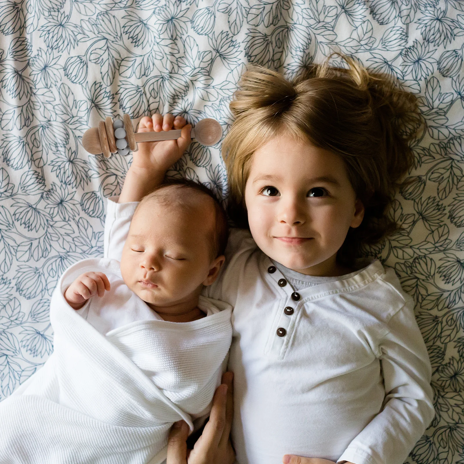 

Baby Wooden Hand Bell Rattle for Infants Natural Wood Material Reaches Grabbing Auditory Stimulation Hand Eye Coordination Early