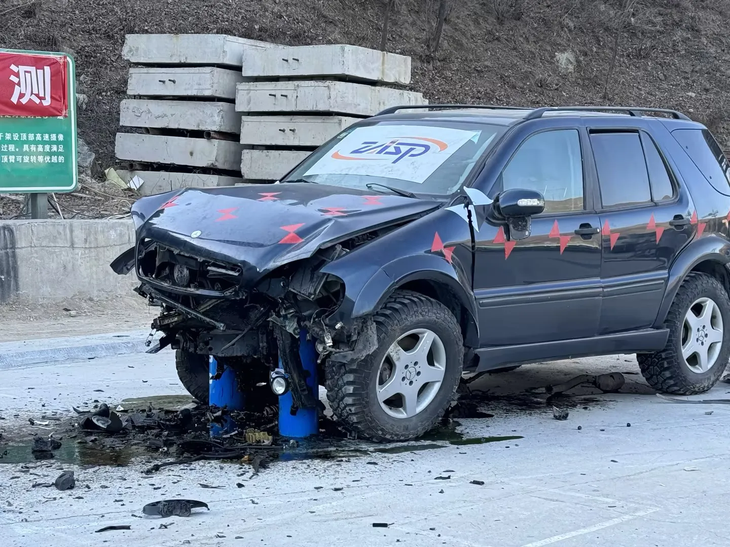 เสากั้นจราจรแบบติดตั้งถาวรเพื่อความปลอดภัยของผู้เดินเท้า