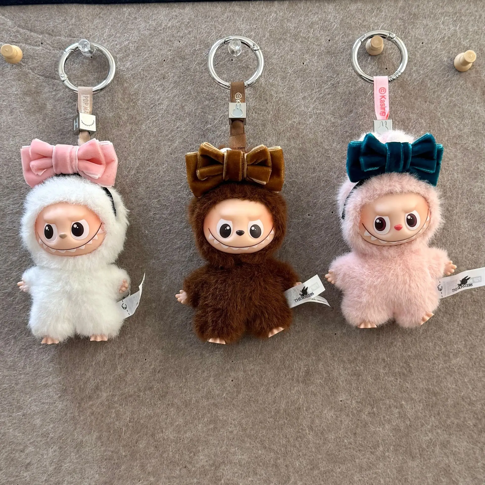 

10 см LABUBU 4,0 поколения, милая красочная бархатная повязка на голову с бантом, аксессуары, серия «сердце», очаровательная детская стильная одежда, удобная мягкая одежда