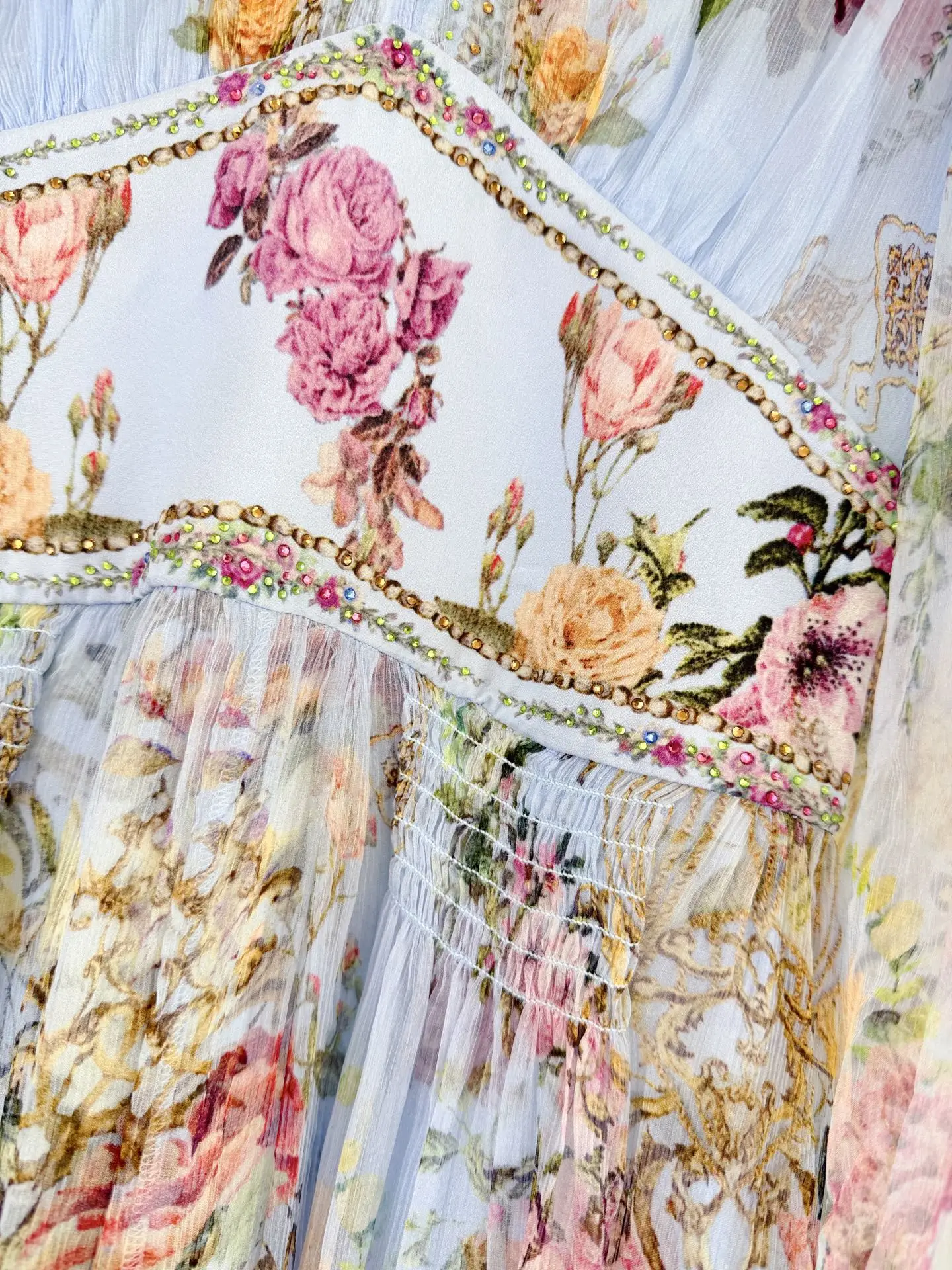 ชุดเดรสยาวสีฟ้าประดับคริสตัลลายดอกไม้ คอวี แขนบาน เอวยางยืด ผ้าไหมแท้ 100% สำหรับผู้หญิง