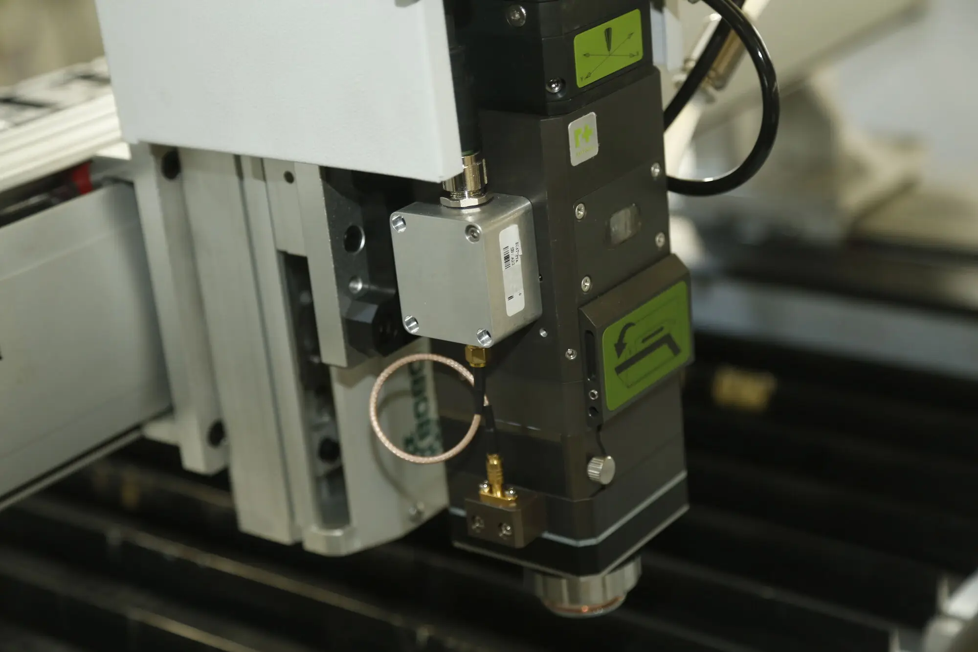 Ruijie Mini Ukiran Logam Penutup Penuh Pemotongan Laser Serat Kebisingan Rendah 600*600Mm