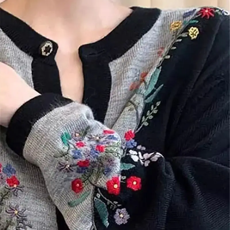中国風の黒のパッチワークニットカーディガン女性秋の新花刺繍ウールセーターコート女性のレトロニット