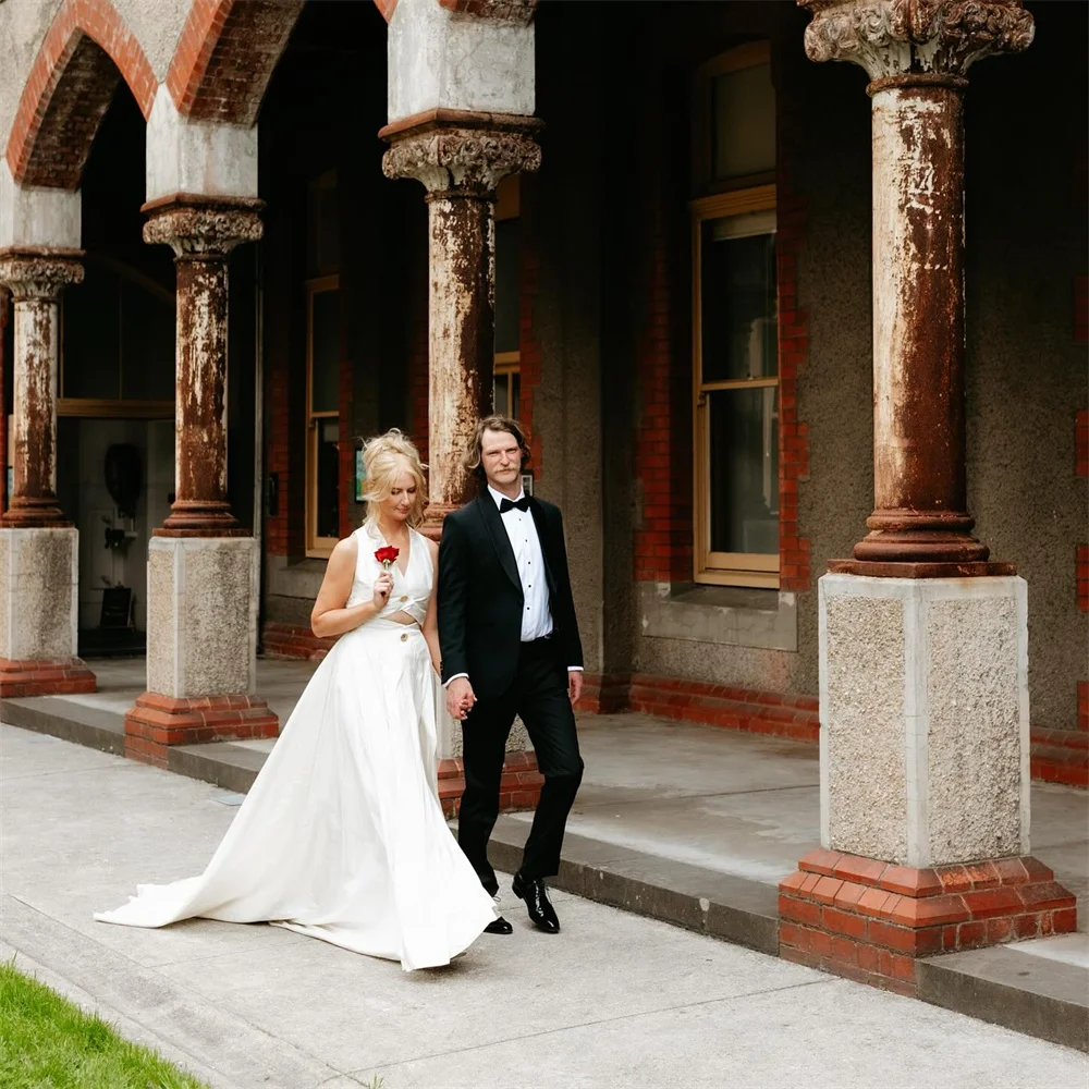 Tokyo Maßgeschneiderte weiße Brautkleider mit V-Ausschnitt, ärmellose Hofschleppe-Brautkleider 2025, elegante A-Linien-Hochzeitskleider mit Reißverschluss hinten