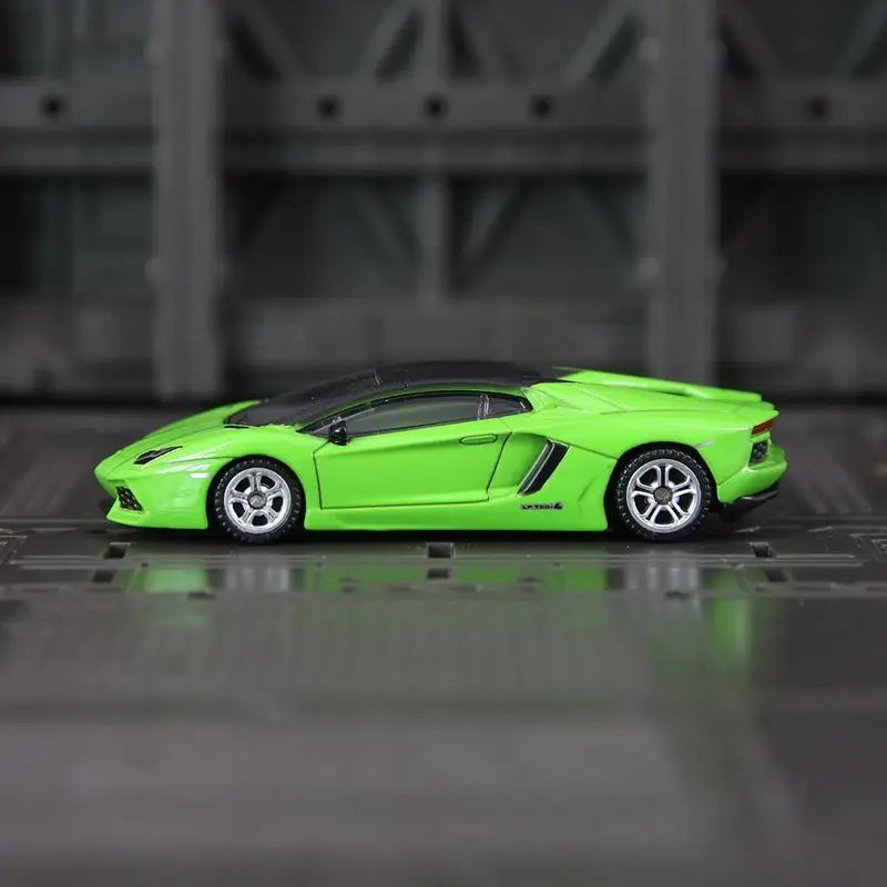 

CCA 1:64 Lamborghini Aventador LP700-4 alloy super-running model car model is rich in details, finely crafted of good quality