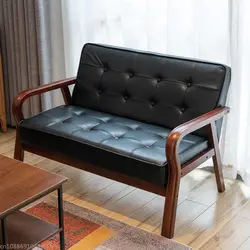 Skandynawska skórzana sofa artystyczna z litego drewna Małe mieszkanie Trzyosobowy salon Wynajem Pokój Zakrzywiony drewniany podłokietnik Retro Sofa Meble