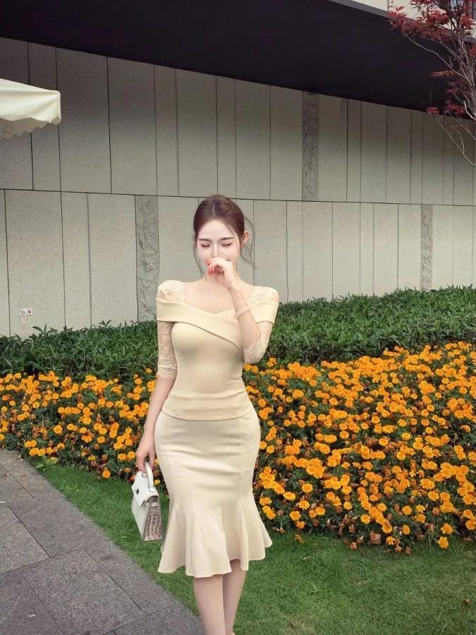 

Elegant Lace One-Shoulder Slimming Sexy Women's Summer Outfit Half-Skirt Set Sweet Natured Body-Conforming Fashionable Ensemble