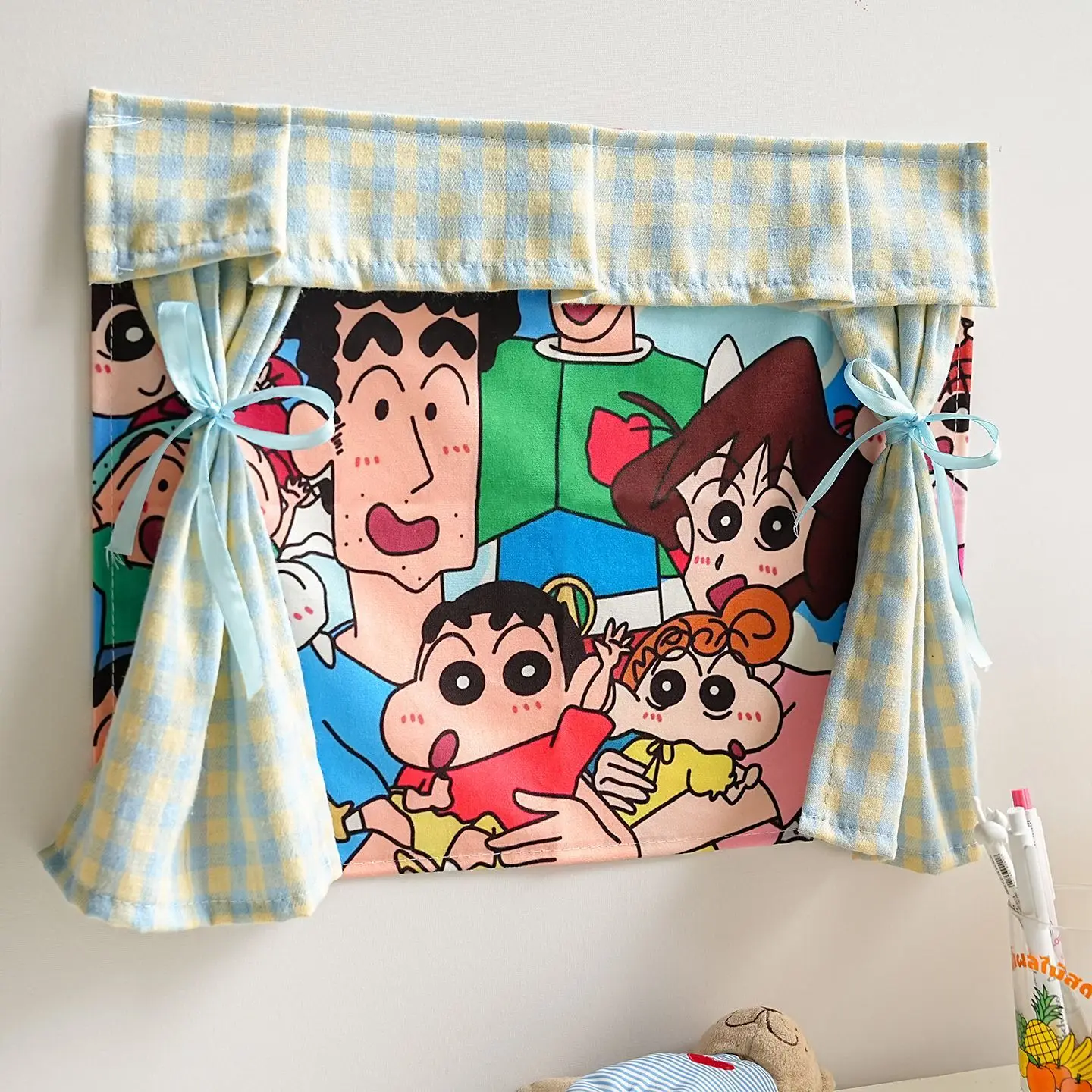 Crayon Shin-chan animierter Themen-Dekorationsvorhangstoff für Kinderzimmer, Schlafzimmerwand, Bettkopfteil, Cartoon-Hintergrundstoff