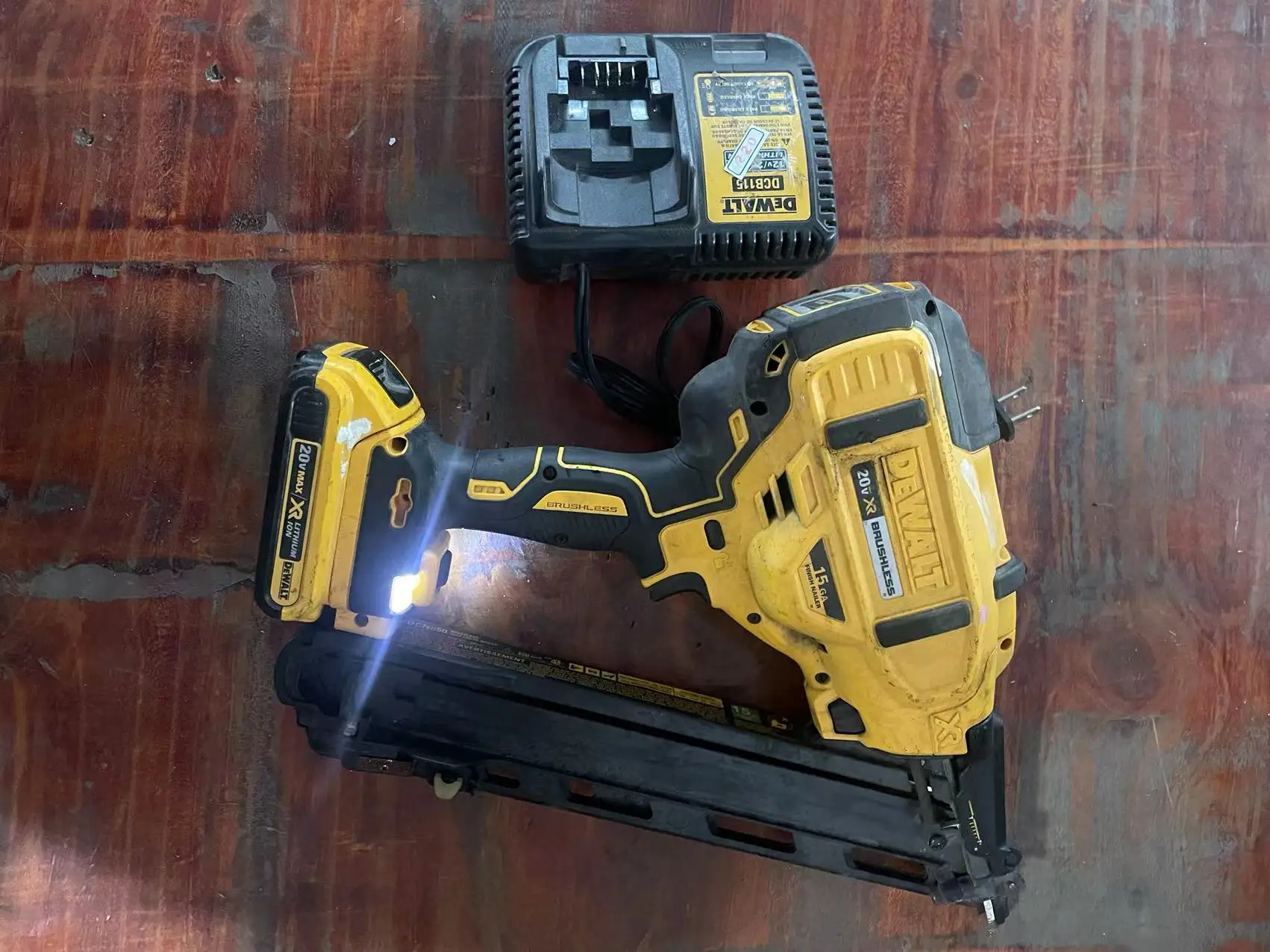 DeWALT DCN650B 20V MAX XR 15-Gauge Cordless Angled Finish Nailer,WITH BATTERY AND CHARGER