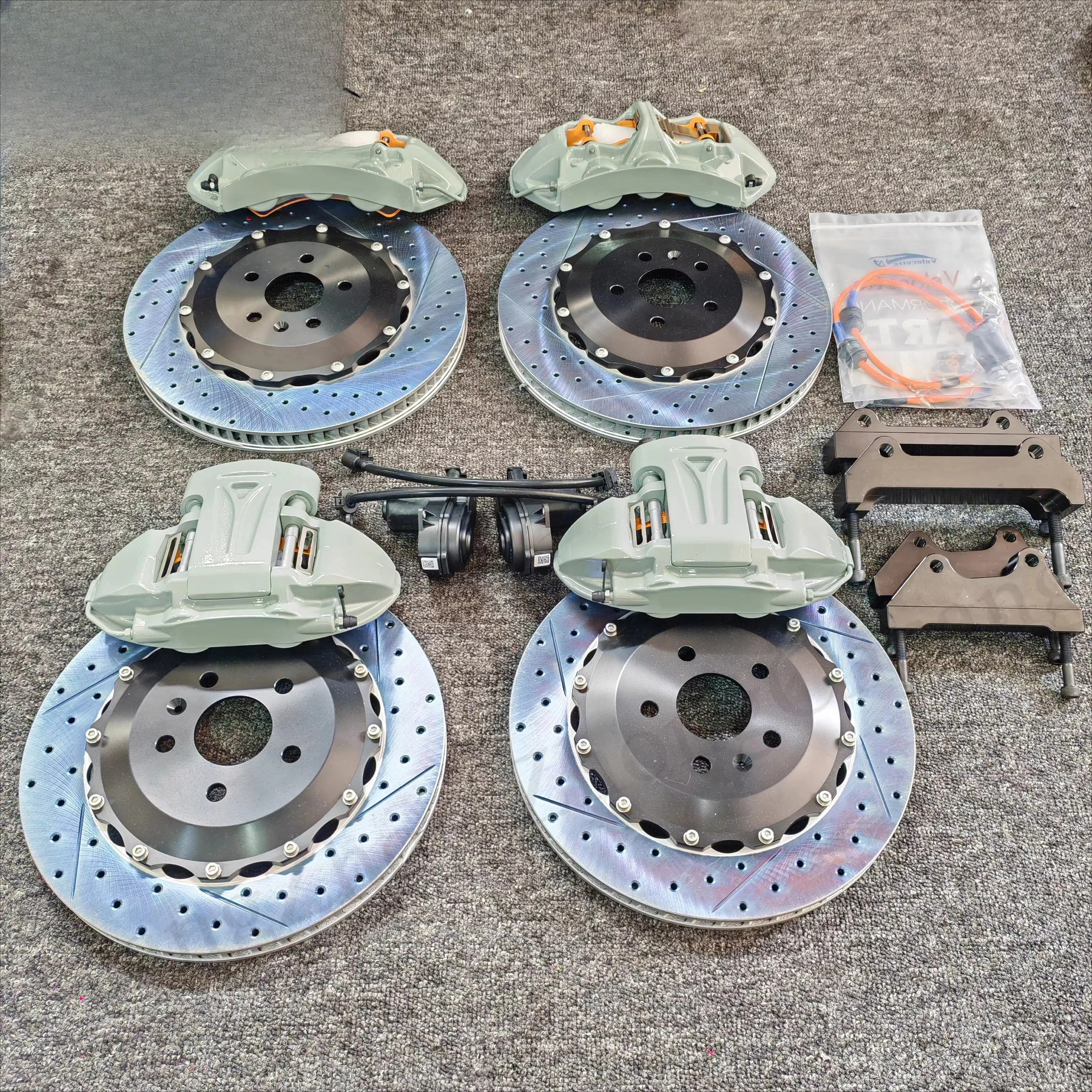 

Комплект больших тормозных суппортов: передние 6-поршневые, задние электромеханические 4-поршневые.