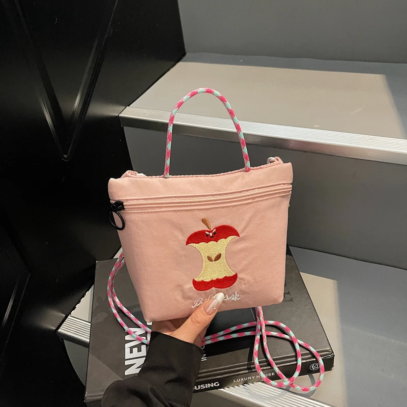 Bolso de tela de hombro informal con bordado de manzana para mujer, nuevo estilo 2025 para salir, estilo japonés, moda, tela cruzada Ba