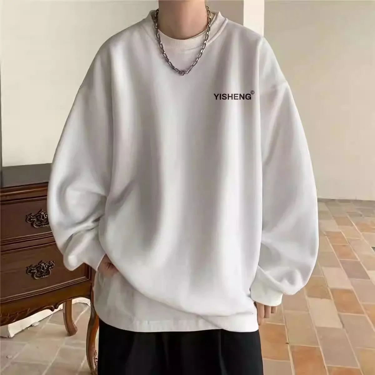 Hoodie leher bulat untuk pria di musim semi dan musim gugur, dengan gaya keren dan kasar. Kaos lengan panjang dengan potongan longgar dan atasan, trendi