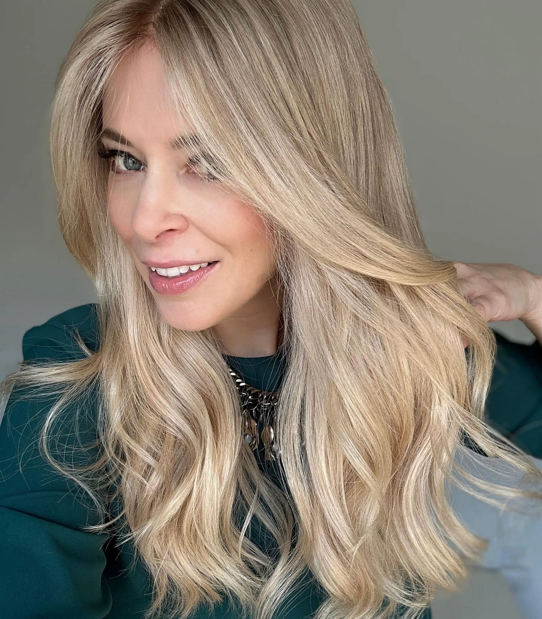 شعر مستعار عالي الكثافة 13x4 أومبير الرماد شقراء الدانتيل شعر مستعار أمامي ألياف مقاومة للحرارة شعر مستعار موجة طبيعية غلويليس غطاء كبير صغير الحجم